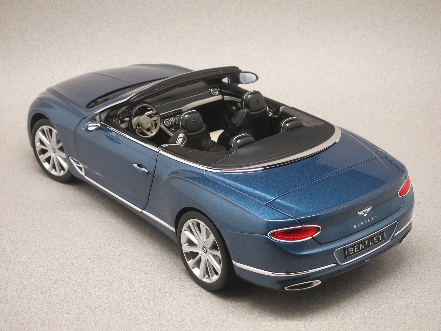 Bentley Continental GTC 2019 Bleue Norev 1 18e Minicarweb