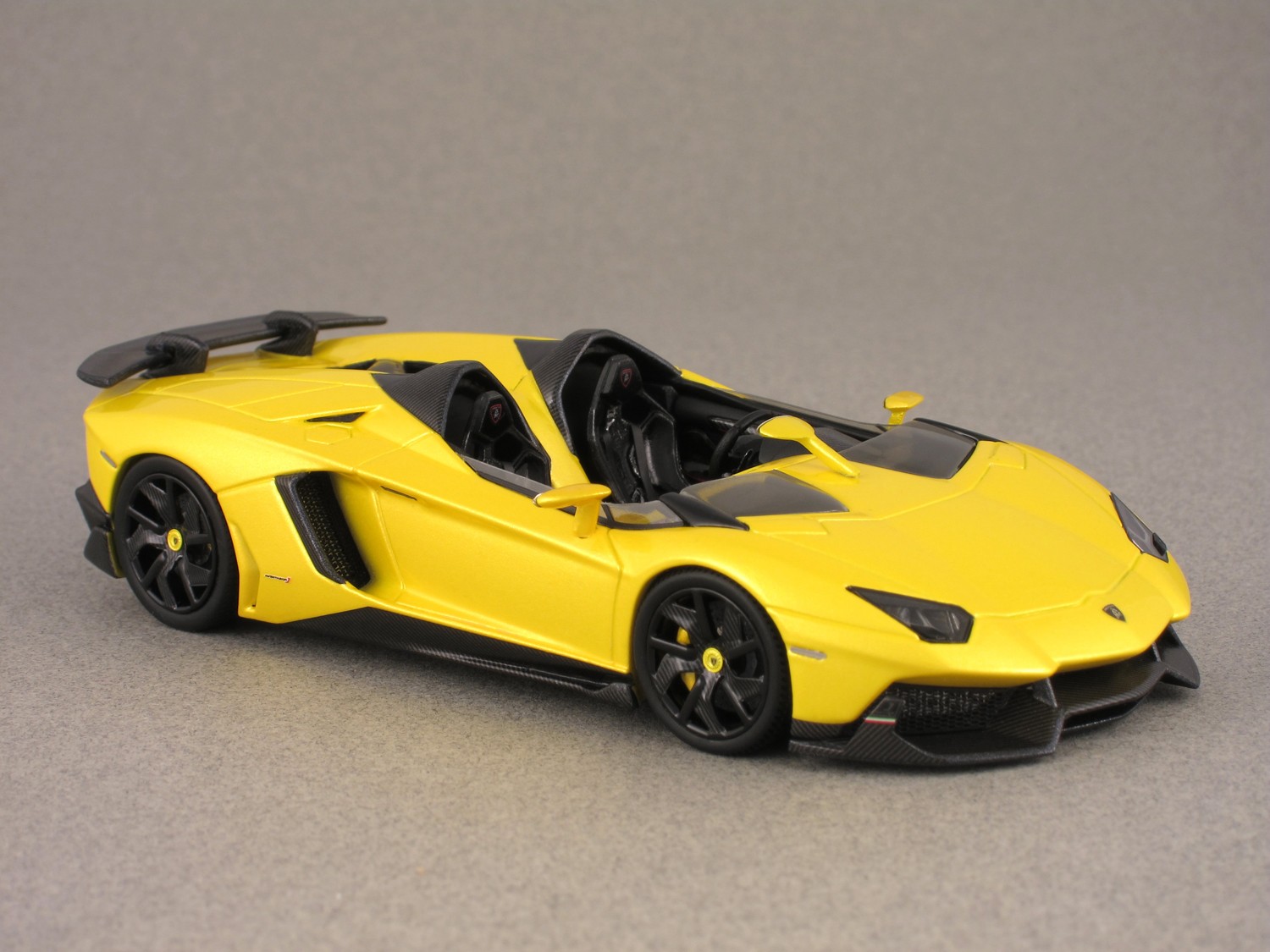 Lamborghini Aventador J yellow (LookSmart) 1:43 - Minicarweb