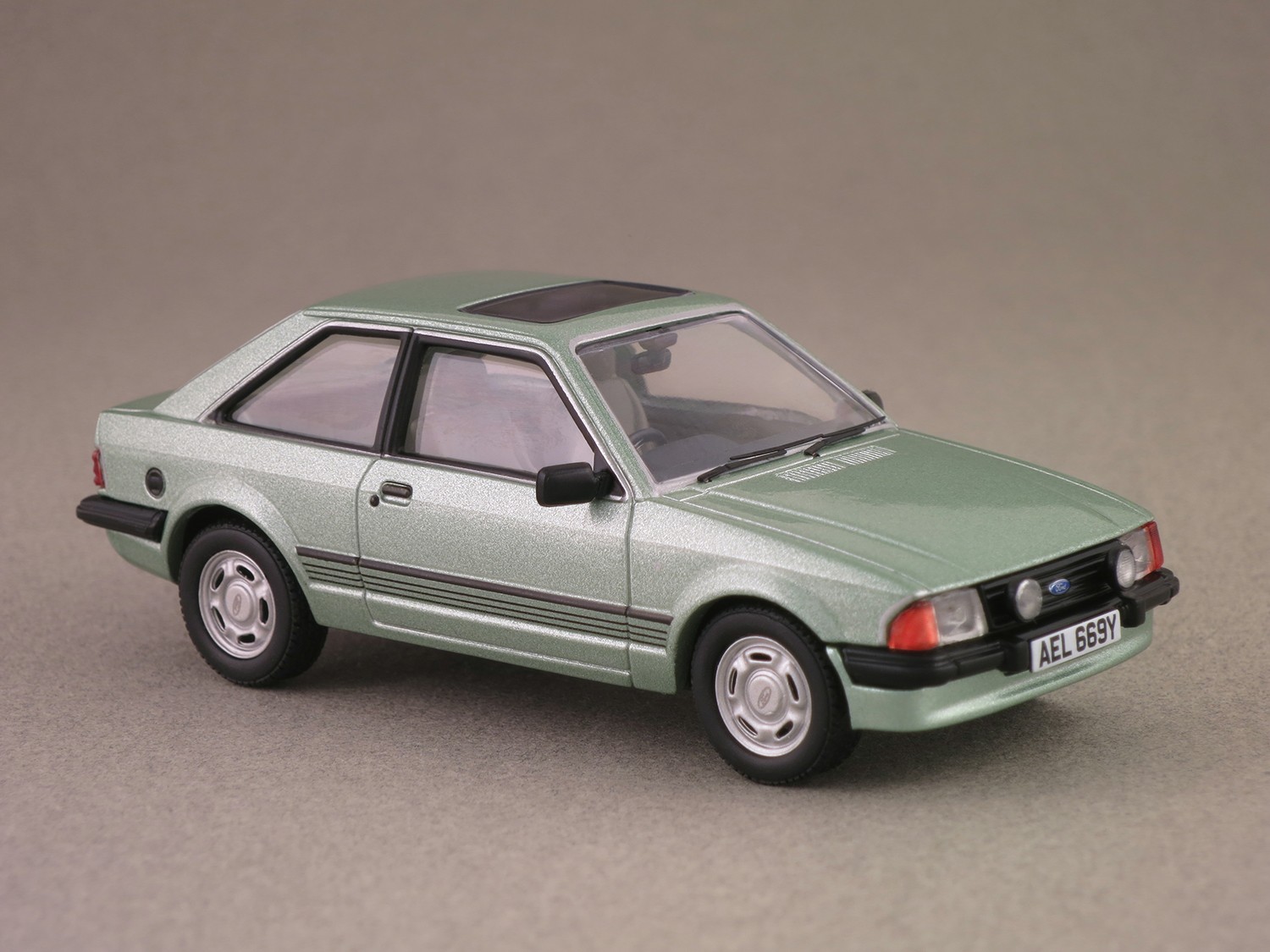 Ford Escort MKIII (Vanguards) 1:43