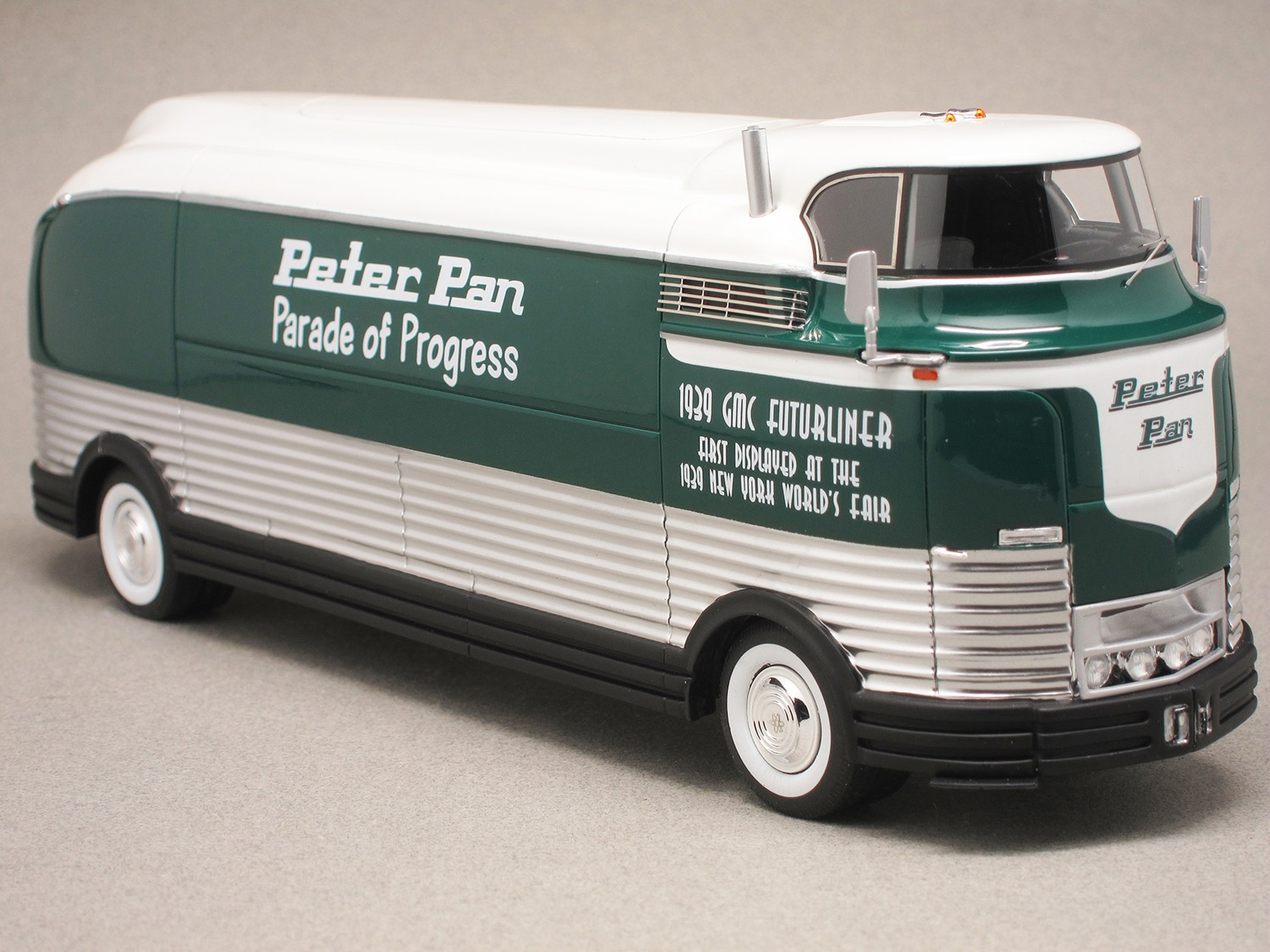 GM Futurliner Peter Pan (NEO) 1/43e - Minicarweb