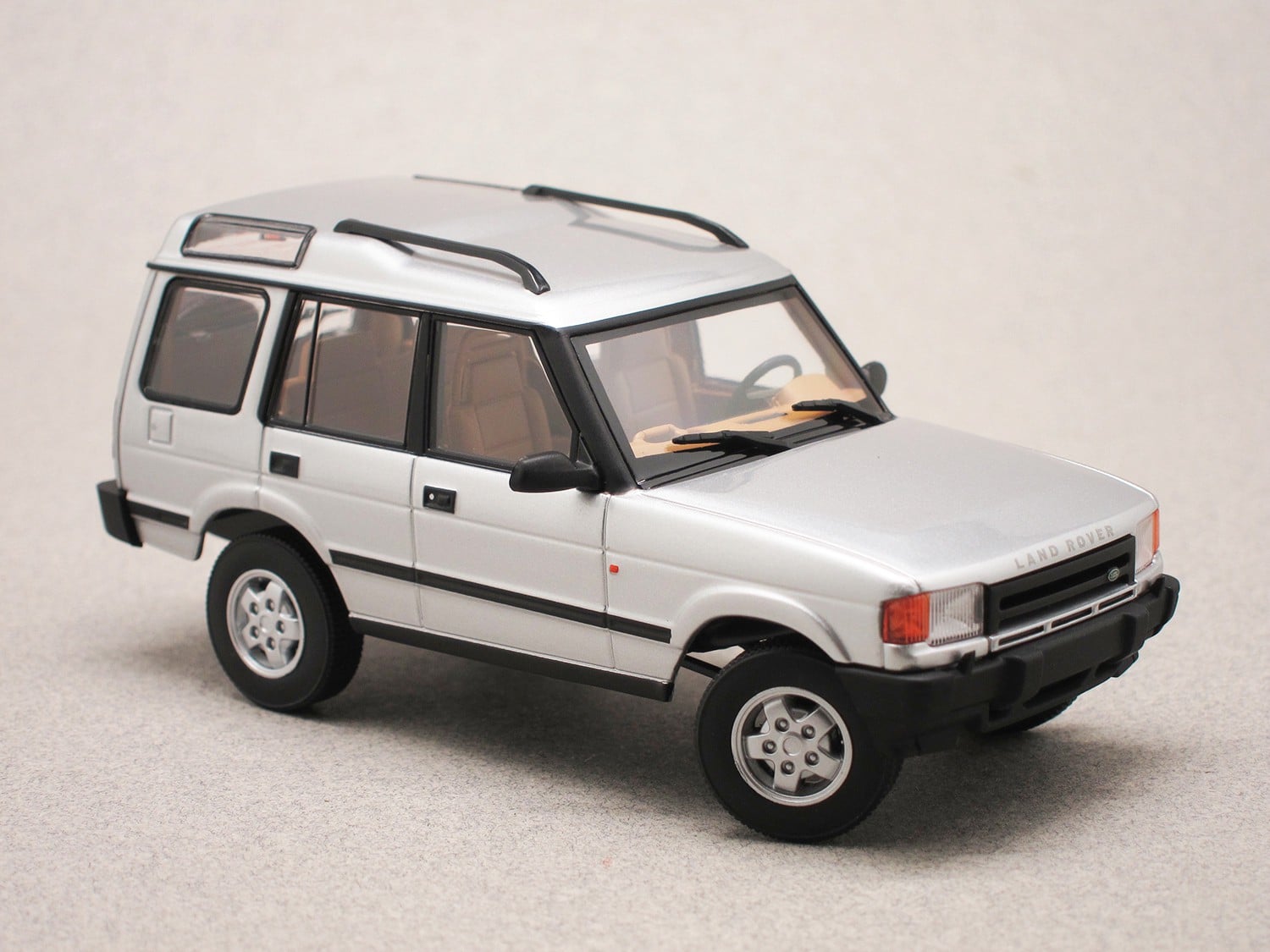 Land Rover Discovery 1994 (Almost Real) 1:43