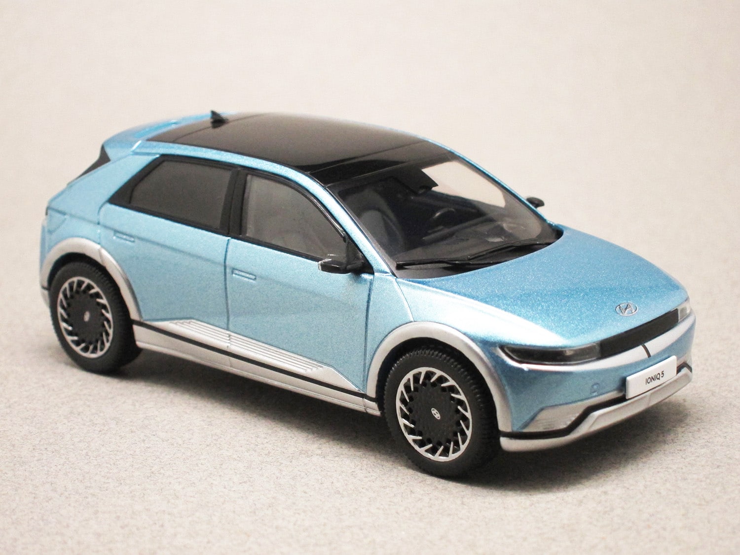 Hyundai Ioniq 5 bleue (IXO) 1/43e - Minicarweb