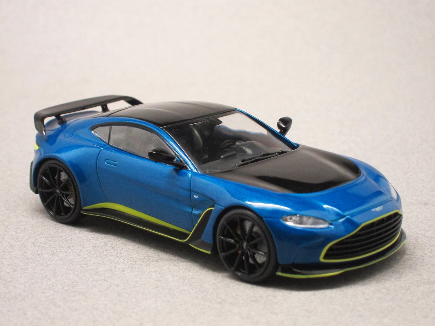 Aston Martin Vantage V12 bleue (Solido) 1/43e