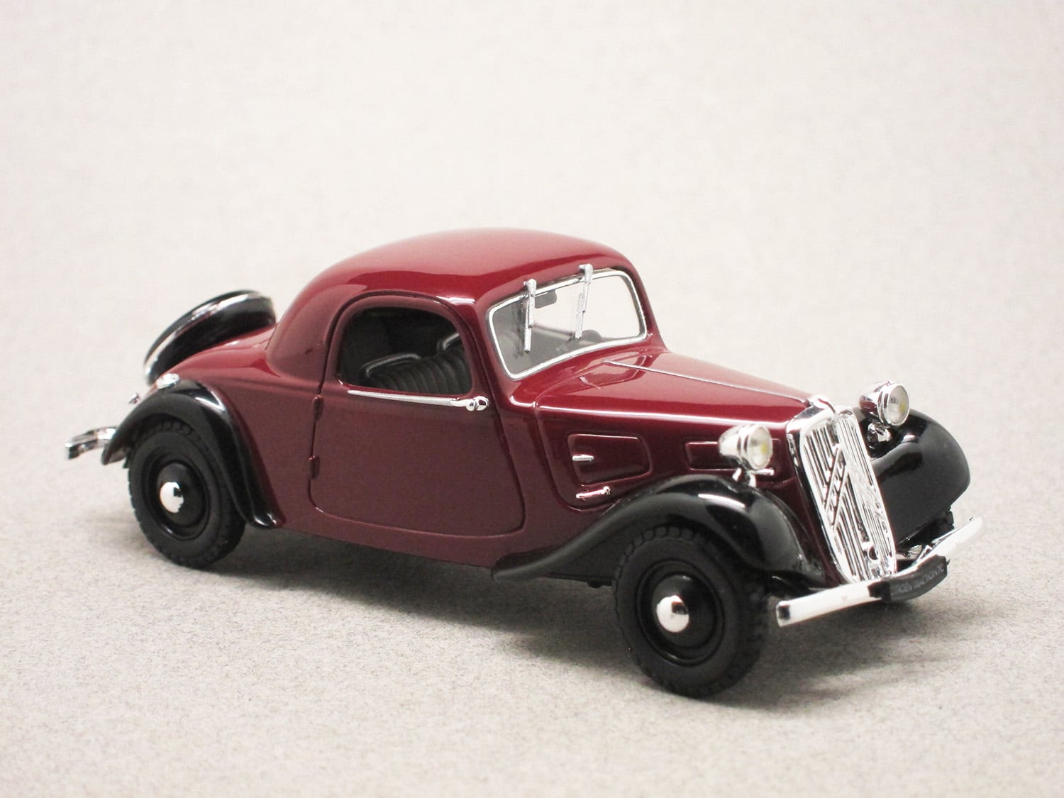 Citroën Traction 7C Faux Cabriolet rouge (Norev) 1/43e