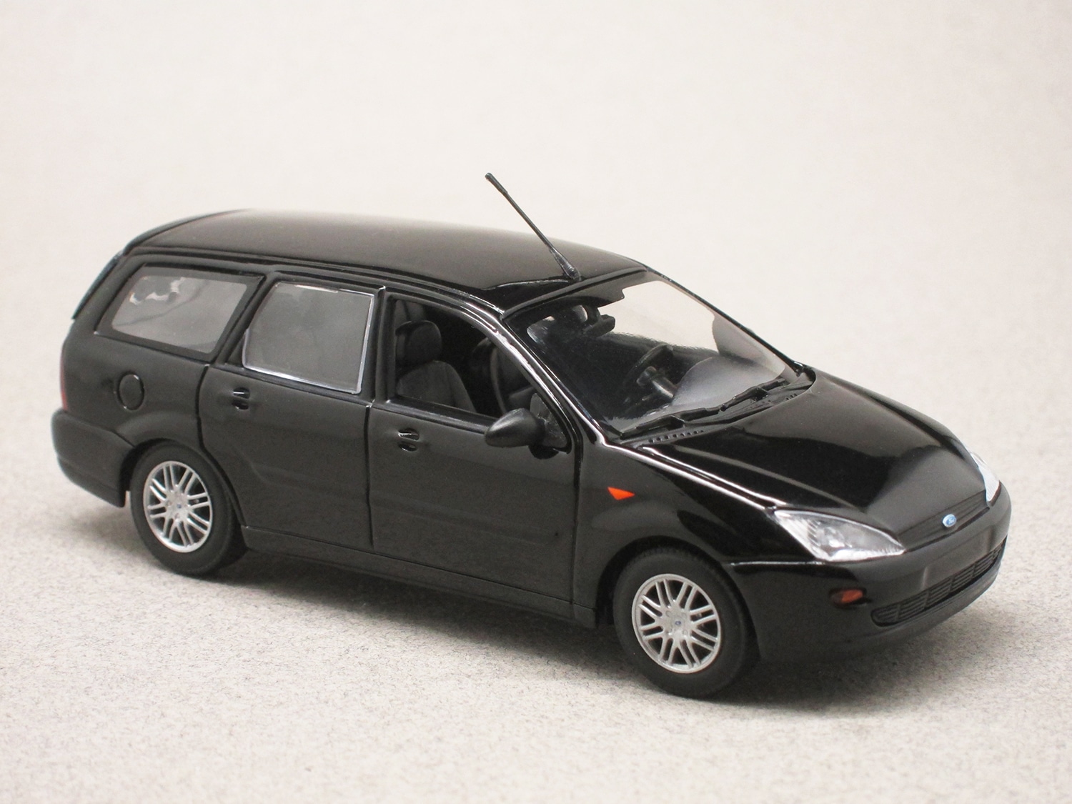 Ford Focus Mk1 break noire (Maxichamps) 1/43e