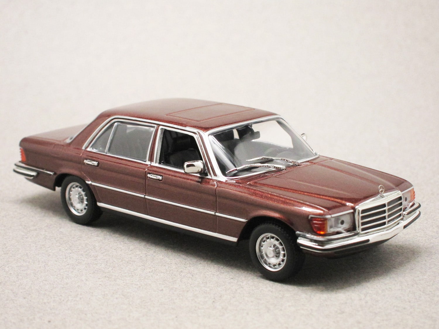 Mercedes 450 SEL 6.9 W116 brun métal (Maxichamps) 1/43e