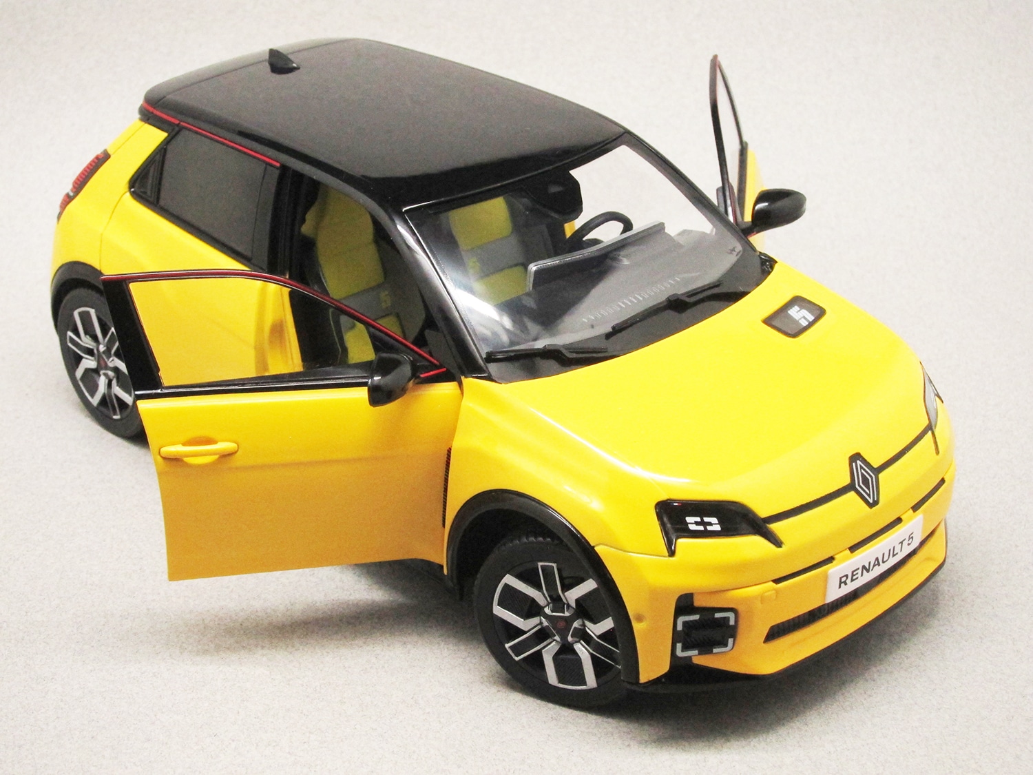 Renault 5 E-Tech jaune (Norev) 1/18e