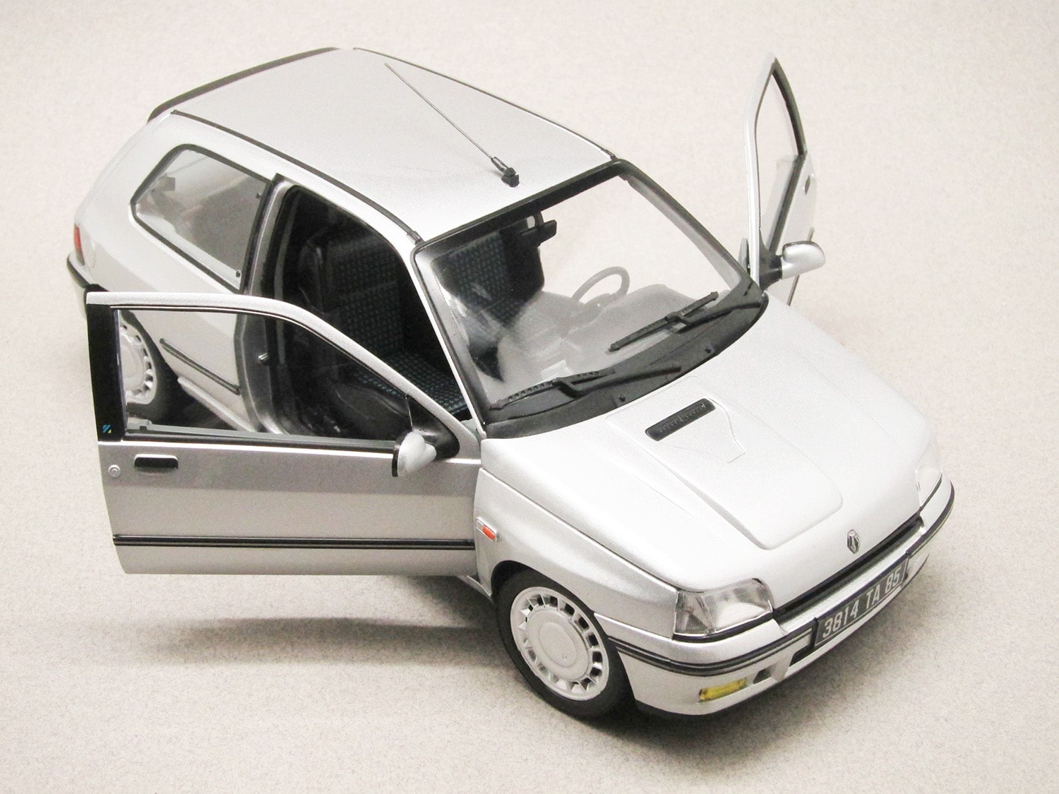 Renault Clio 16S grise (Norev) 1/18e