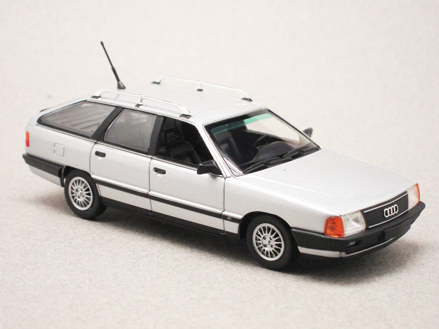 Audi 100 Avant C3 grise (Maxichamps) 1/43e