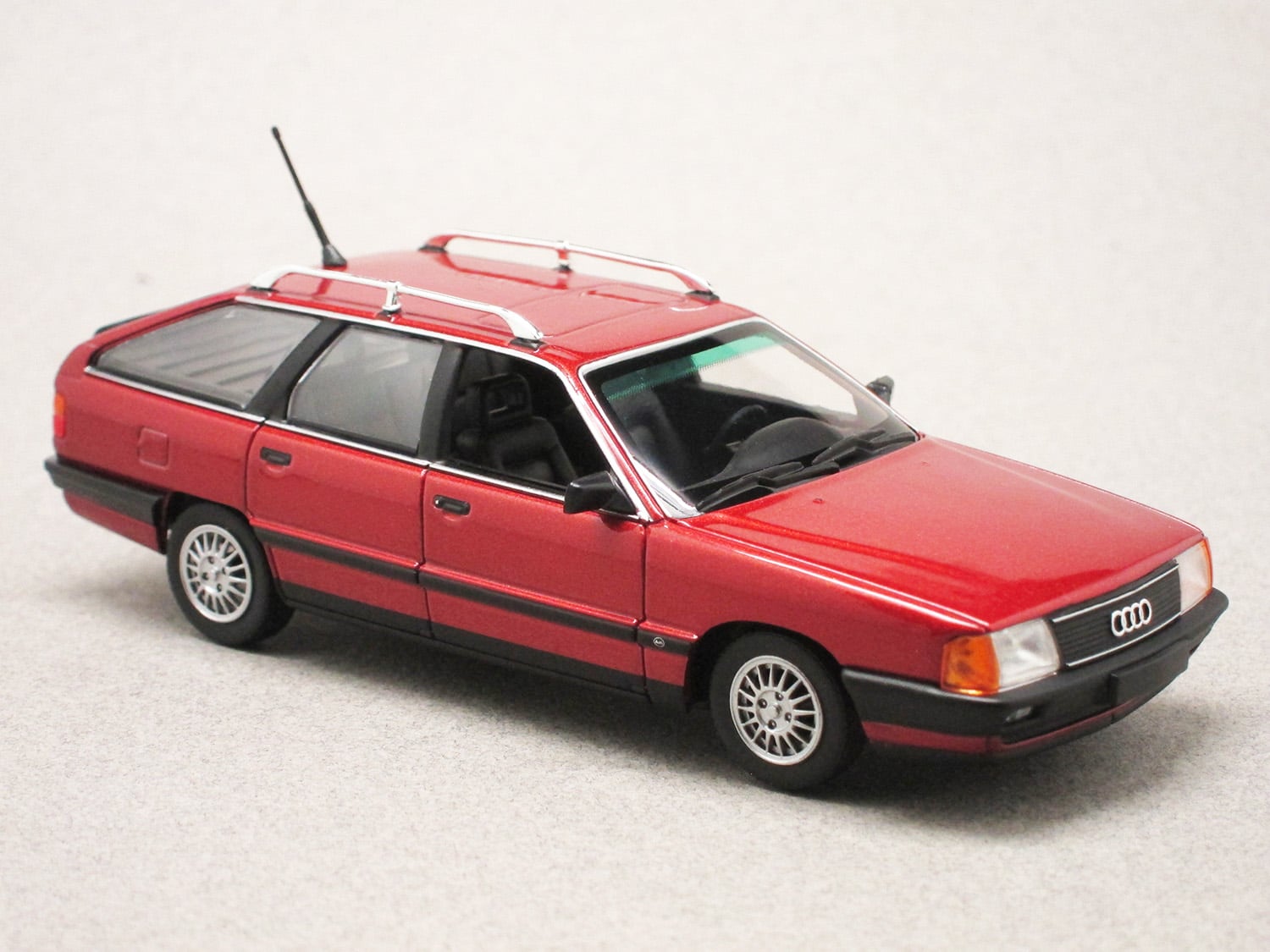 Audi 100 Avant C3 rouge (Maxichamps) 1/43e