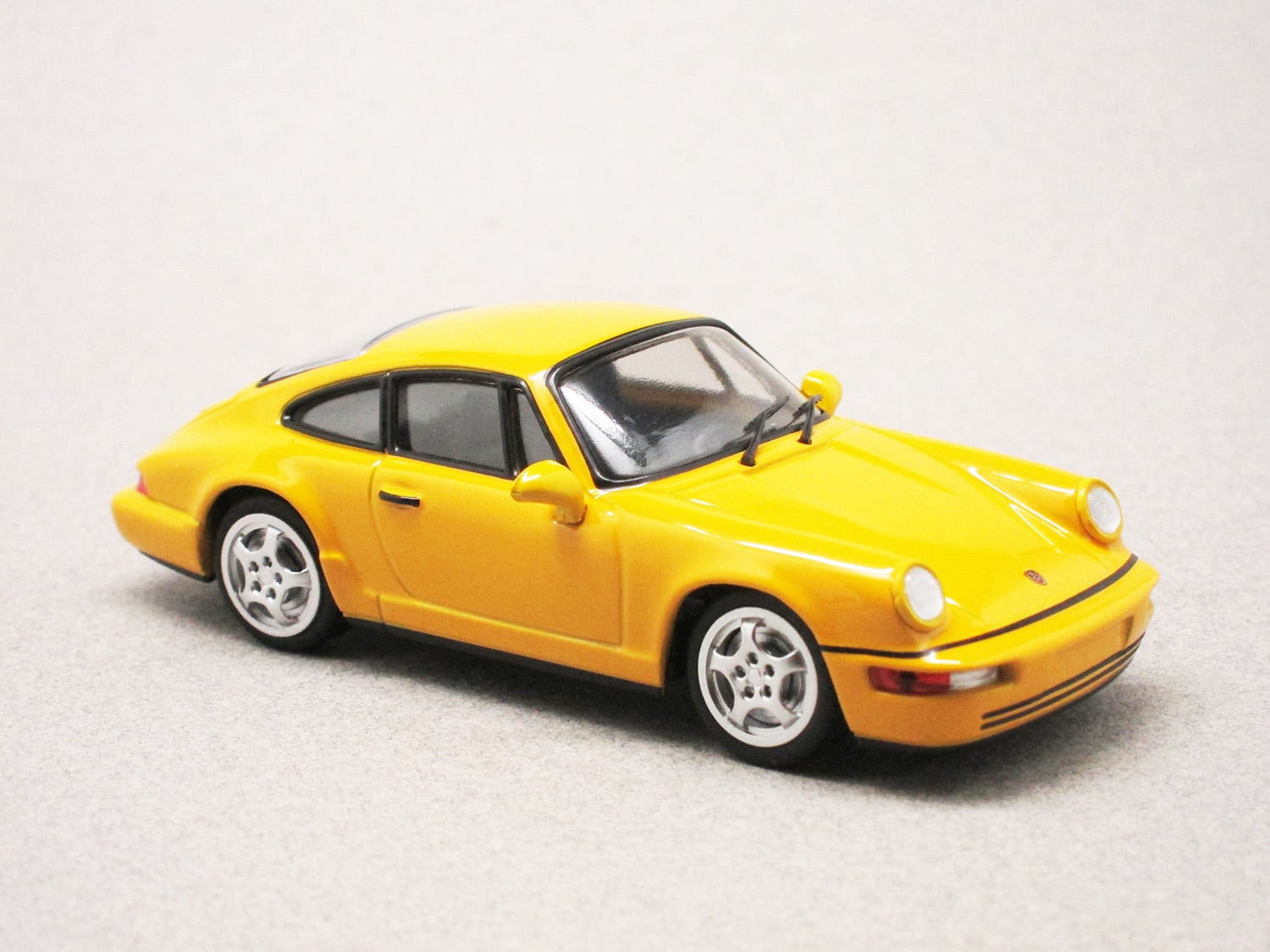 Porsche 911 Carrera 2 964 jaune (Maxichamps) 1/43e