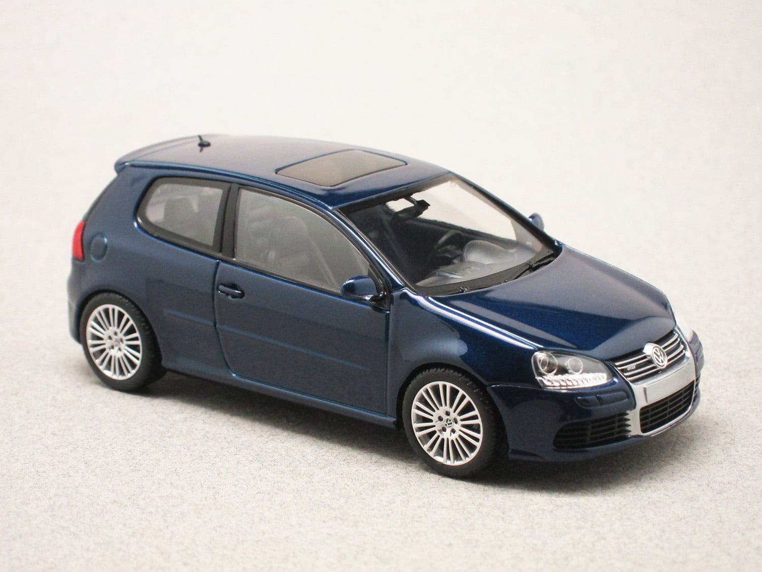 Volkswagen Golf 5 R32 bleue (Maxichamps) 1/43e