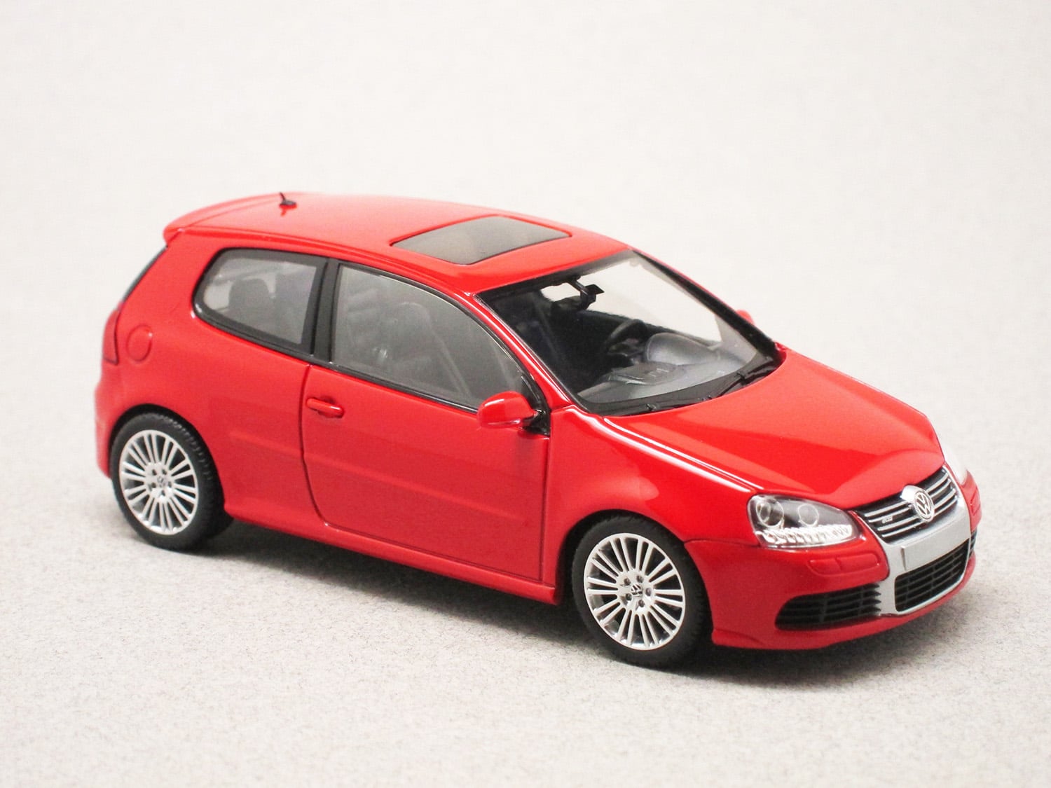 Volkswagen Golf 5 R32 rouge (Maxichamps) 1/43e